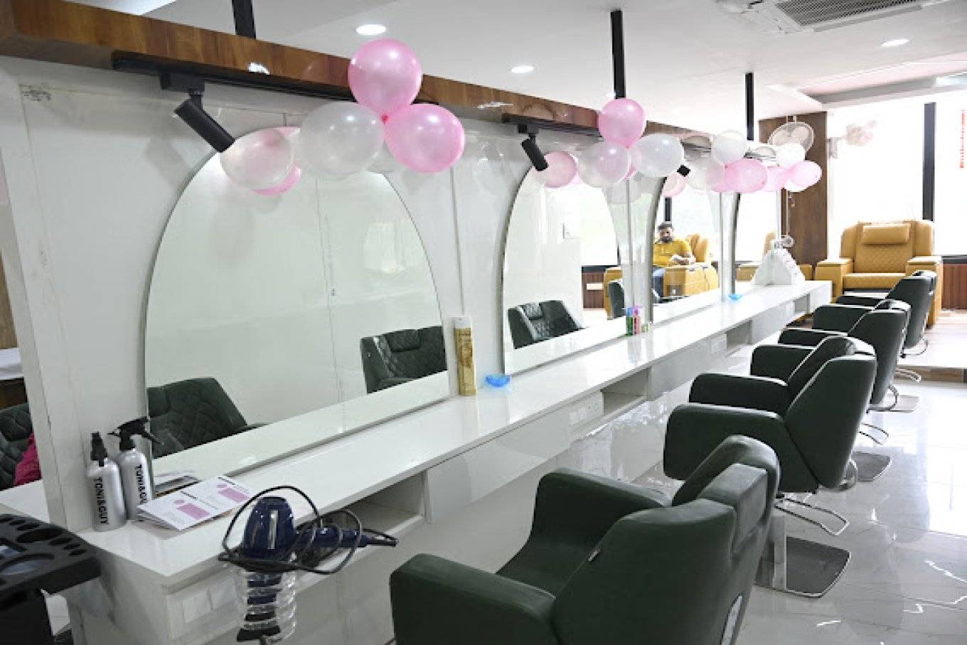 Ayushi Unisex Salon Delhi