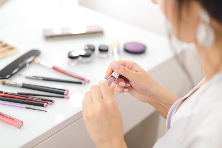 achieve the no-makeup makeup look